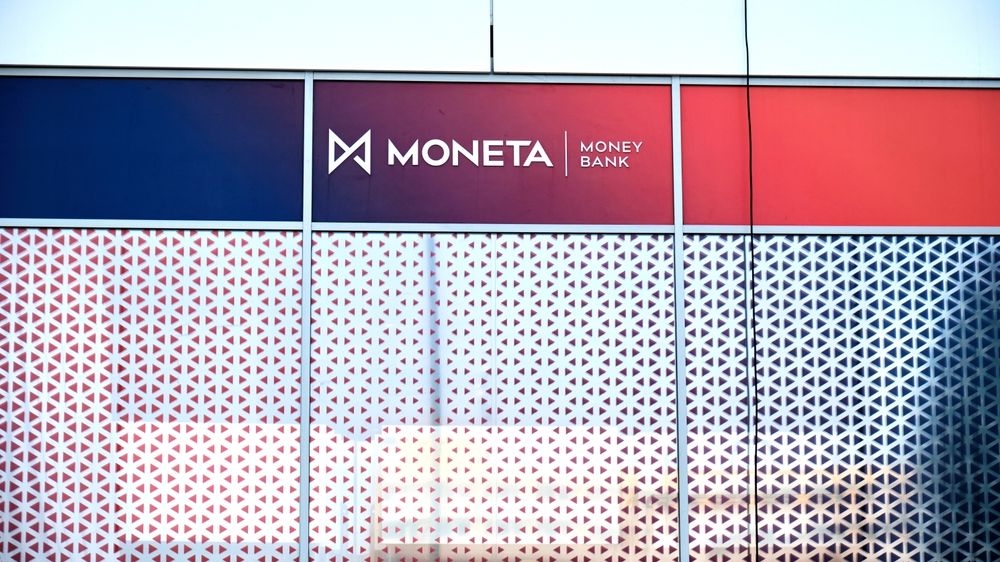 Moneta překvapila trh štědřejší dividendou, akcie míří vzhůru